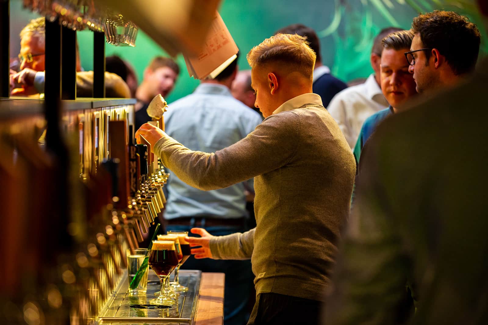 Groep aan de tapwand bij Taphuys Utrecht
