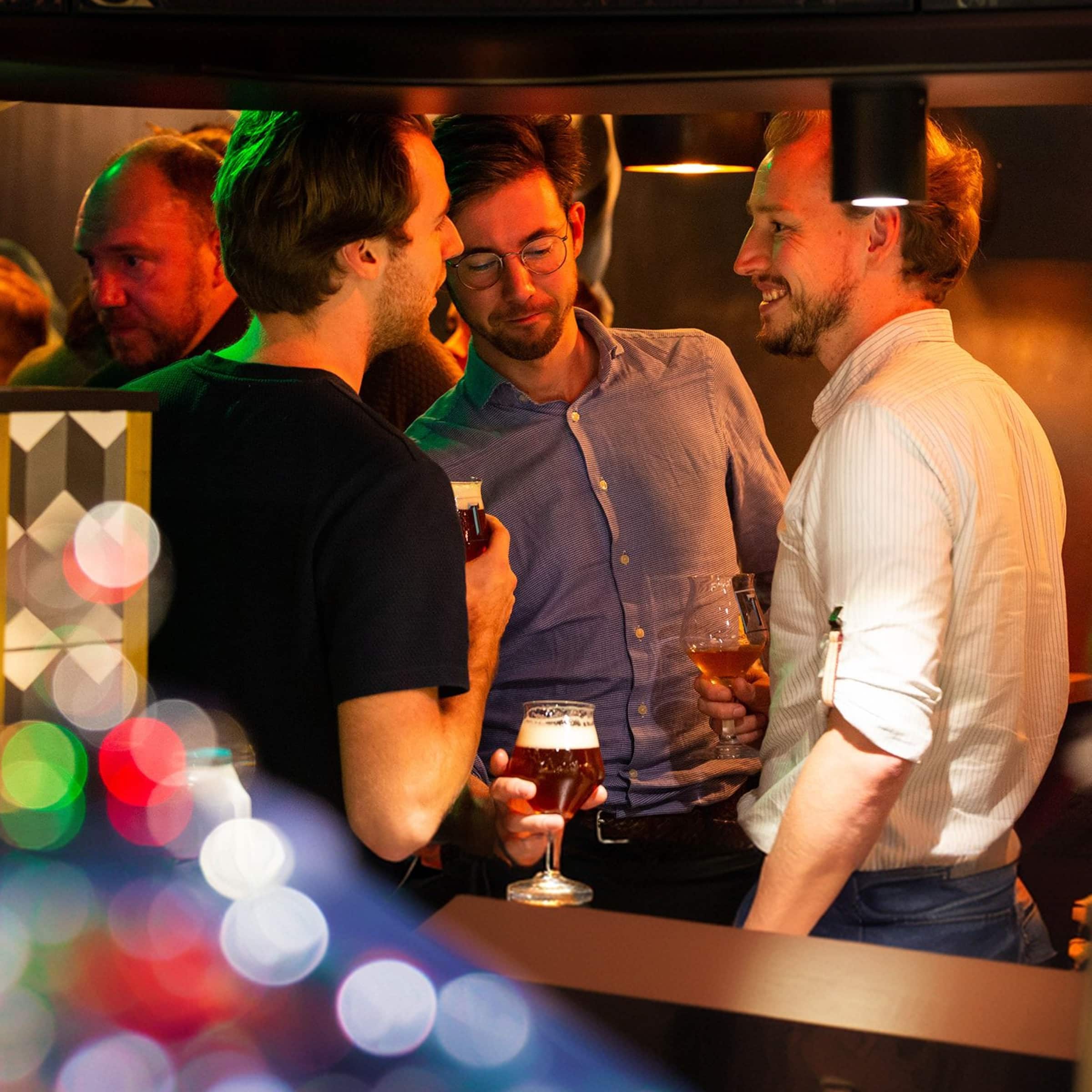 Borrel aan de lange tafel