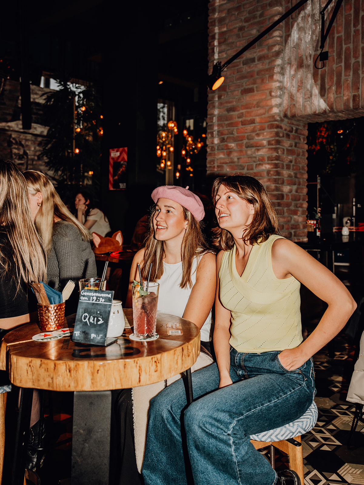 Groep aan tafel bij Taphuys Arnhem